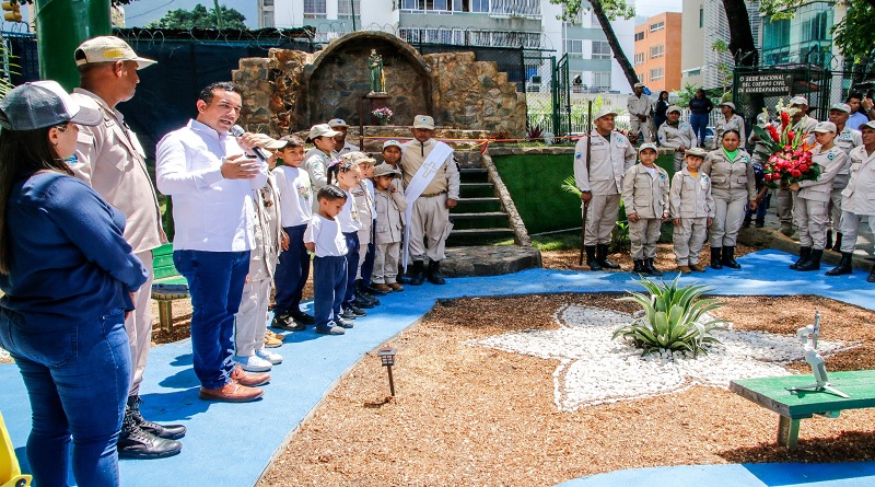 Develan mural ecológico en sede de Inparques en Caracas