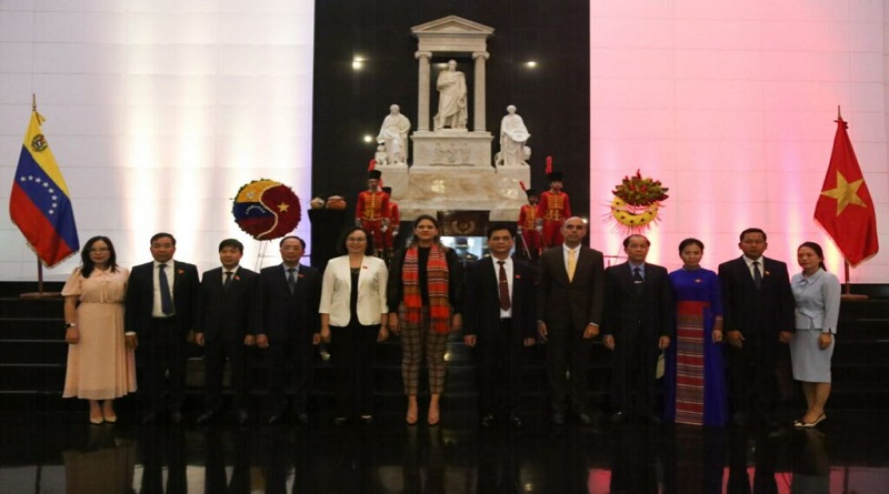 Consejo de Asuntos Étnicos de Vietnam rinde homenaje a El Libertador