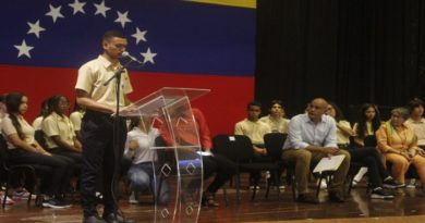 Reconocen a Bachilleres del estado Miranda con mejores promedios