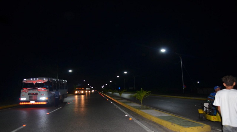 Iluminados dos kilómetros de vía en entrada a San Mateo