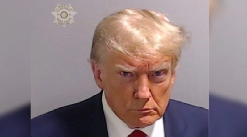 Joe Biden se burla de la foto de Trump tras ser fichado por la policía