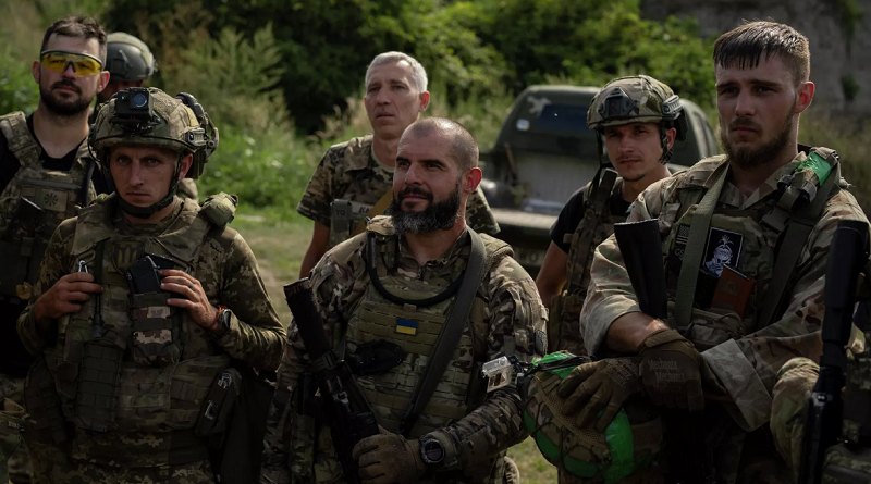 Voluntarios ucranianos escuchan a su comandante tras un entrenamiento en las afueras de Kiev, Ucrania, el10 de agosto de 2023 – (Sputnik /AP Photo / Bram Janssen)