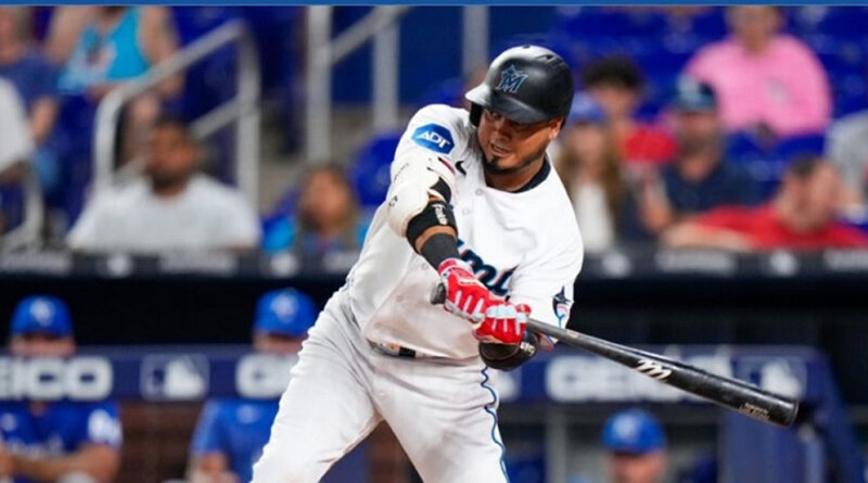 Luis Arráez es retirado de la alineación de Miami por un esguince de tobillo