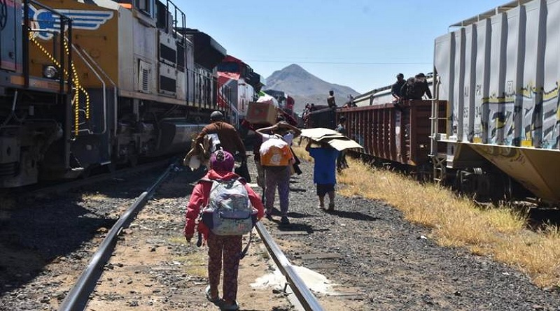 Retienen unos 60 trenes de carga por presión de migrantes en México