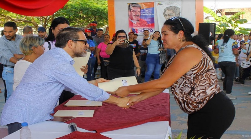 Entregan credenciales a directores y supervisores del municipio Valencia