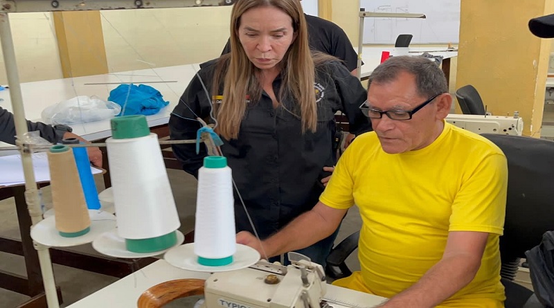 Privados de libertad confeccionan uniformes para centros penitenciarios del país