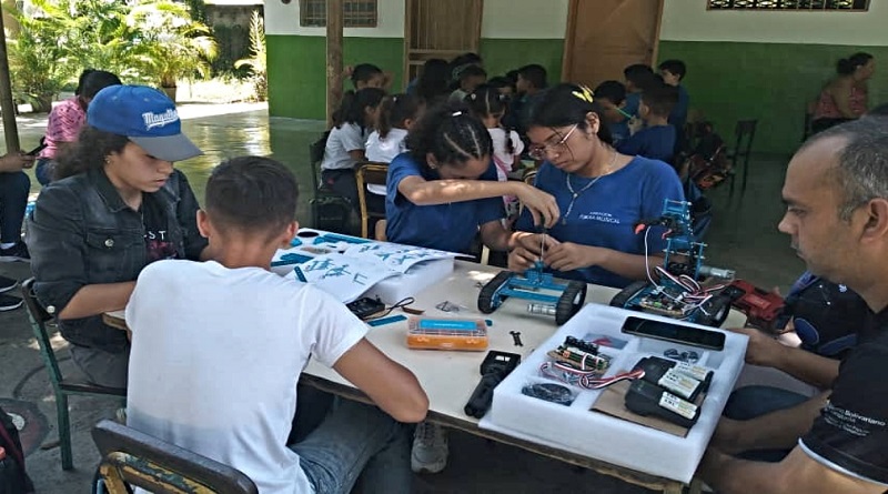 Niños de Carabobo y Barinas adquieren conocimientos en robótica y programación