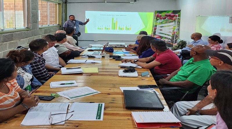 Técnicos agropecuarios atienden a productores de Miranda
