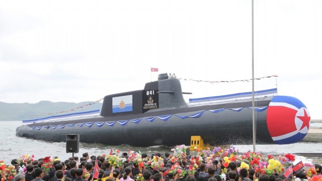 Corea del Norte presenta su primer submarino con armas nucleares tácticas