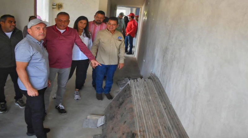 Supervisan avances en construcción de Complejo Habitacional en Bolívar