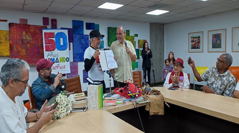 Entregan premio Aquiles Nazoa al director teatral Armando Carías