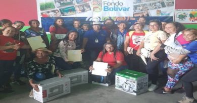 Emprendedores reciben créditos productivos en Bolívar