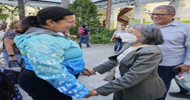 Escritores asisten a exposición de investigadora Carmen Bohórquez