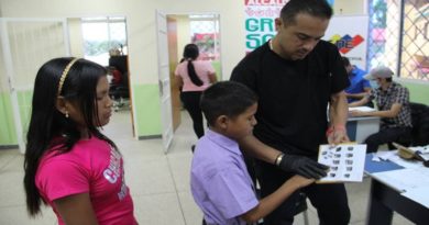 Emiten más de tres mil cédulas a niños indígenas de la Gran Sabana