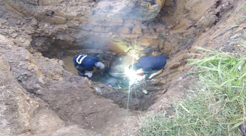 Reparan tubería de agua potable para favorecer a familias de Higuerote