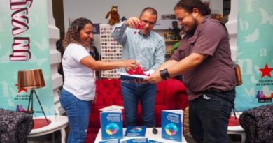 Bautizan obra sobre Economía para la vida en Feria del Libro de Caracas
