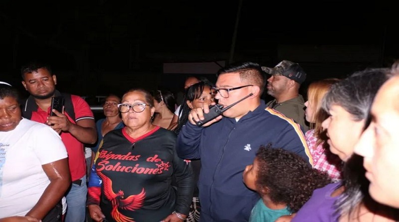 Atienden solicitudes de familias en Macarao mediante 1x10