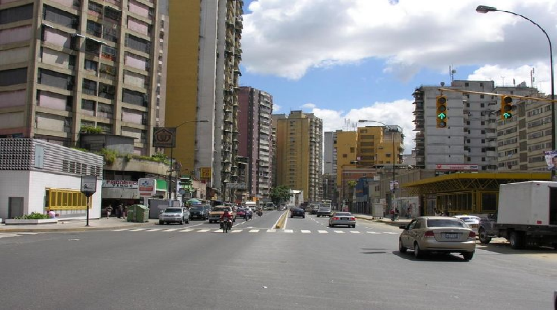 Sustituyen luminarias en la avenida San Martín de Caracas