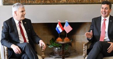 El embajador estadounidense Marc Ostfield y el presidente paraguayo, Santiago Peña (Sputnik /Twitter/USAmbPY)