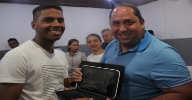 Estudiantes de Misión Sucre en Las Tejerías reciben tables