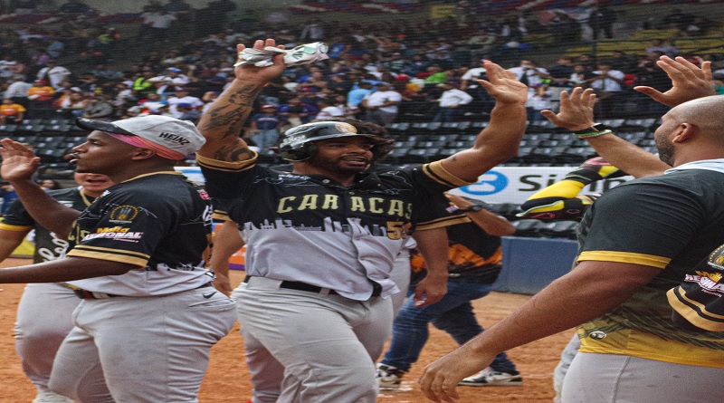 Leones vence 6-3 a Tiburones en el Universitario