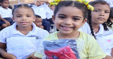 Entregan combos de uniformes escolares en Caracas y La Guaira
