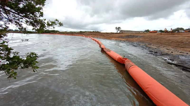 Instalan barrera contenedora de petróleo en el estado Zulia