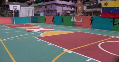 Favorecen a jóvenes en Antímano con rehabilitación de cancha deportiva