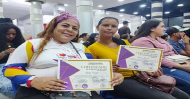Certifican a emprendedores para fortalecer la economía comunal en La Guaira