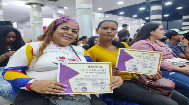 Certifican a emprendedores para fortalecer la economía comunal en La Guaira