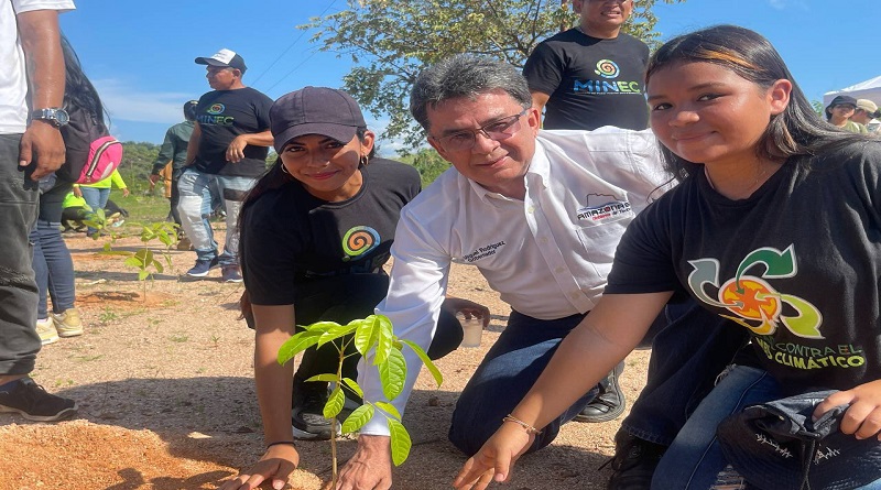 Siembran 300 árboles en Relleno Sanitario de Puerto Ayacucho