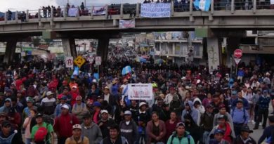 Guatemaltecos protestan contra intento de golpe de Estado