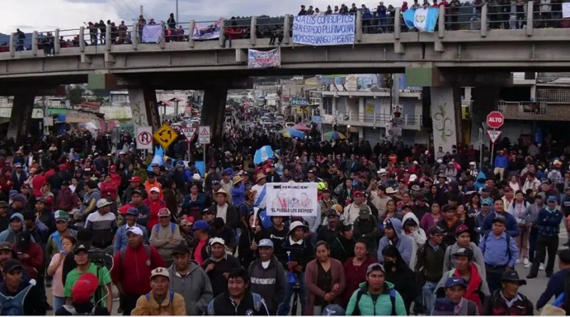 Guatemaltecos protestan contra intento de golpe de Estado