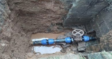 Clase obrera de Hidrocapital repara tubería de agua potable en Ciudad Casarapa