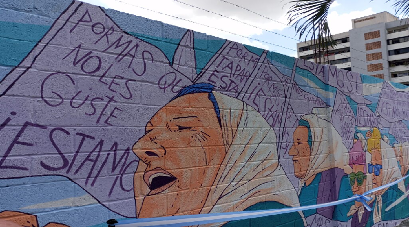 Elaboran mural en honor a las Madres de la Plaza de Mayo 