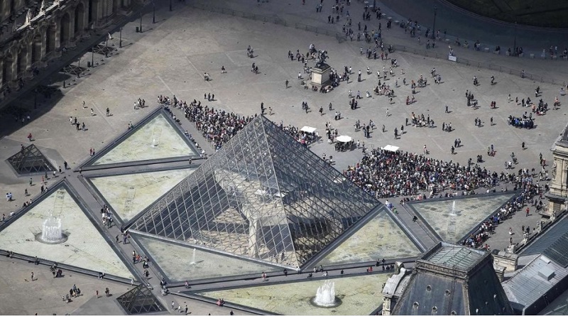 Evacúan Museo del Louvre por amenaza de bomba