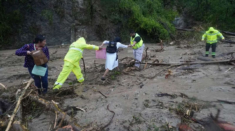 Abren puente aéreo para salida de turistas de Acapulco en México