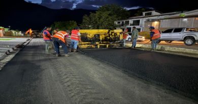 Supervisan trabajos nocturnos de asfaltado en El Castaño