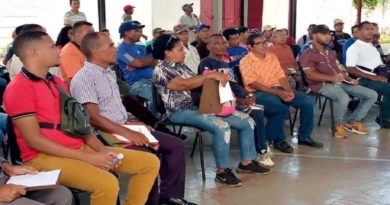 Dirigentes obreros participan en taller de formación política en Miranda