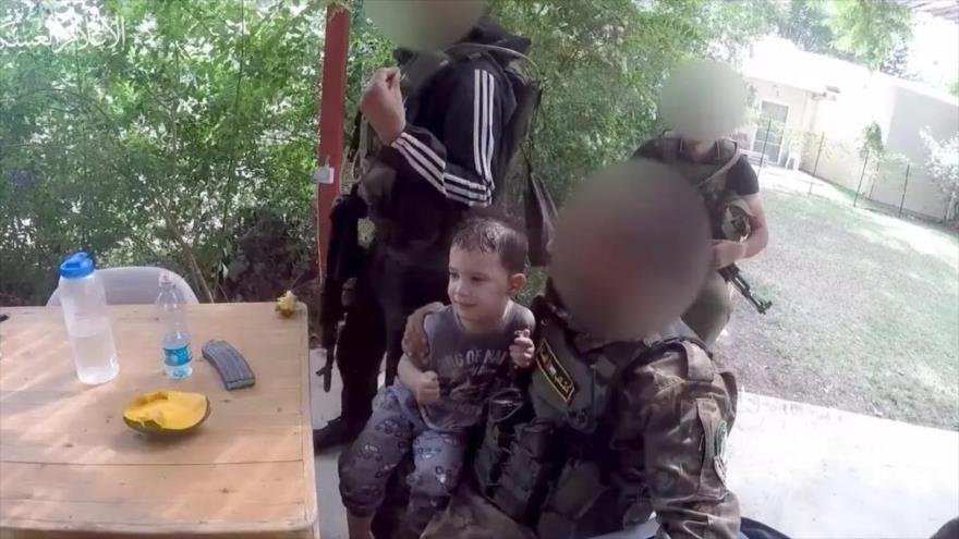 Un combatiente de HAMAS abrazando a un niño israelí durante su operación militar en los territorios ocupados, octubre de 2023 (Foto agencias).