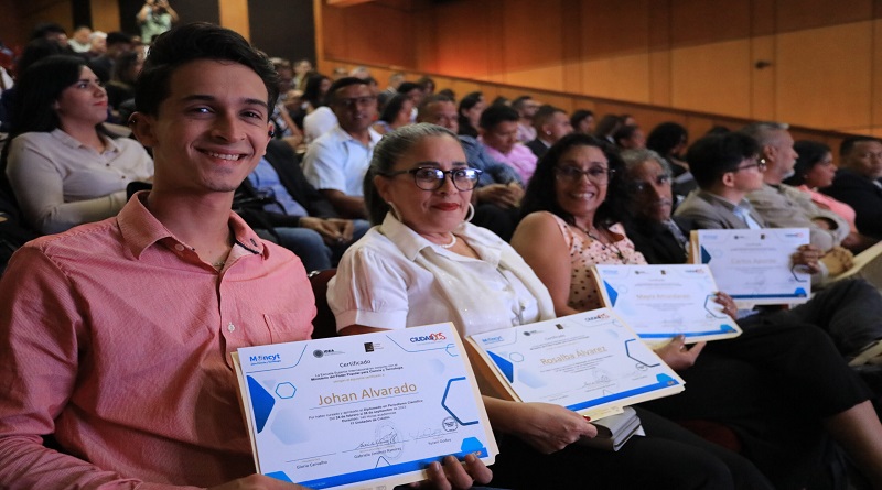 Entregan certificados a participantes del Primer Diplomado Periodismo Científico