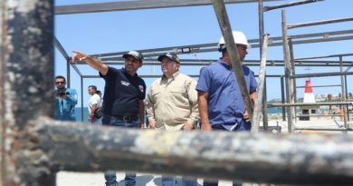 Supervisan instalación y empalme de tubería en Catia La Mar