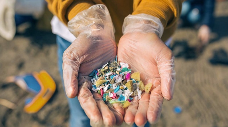 Diseñan proteína artificial capaz de filtrar y degradar plásticos