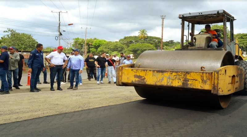 Realizan labores de asfaltado en la Troncal 2 del estado Guárico
