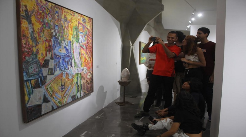 Exposición artística “La creación que no cesa” atrae a jóvenes maracayeros