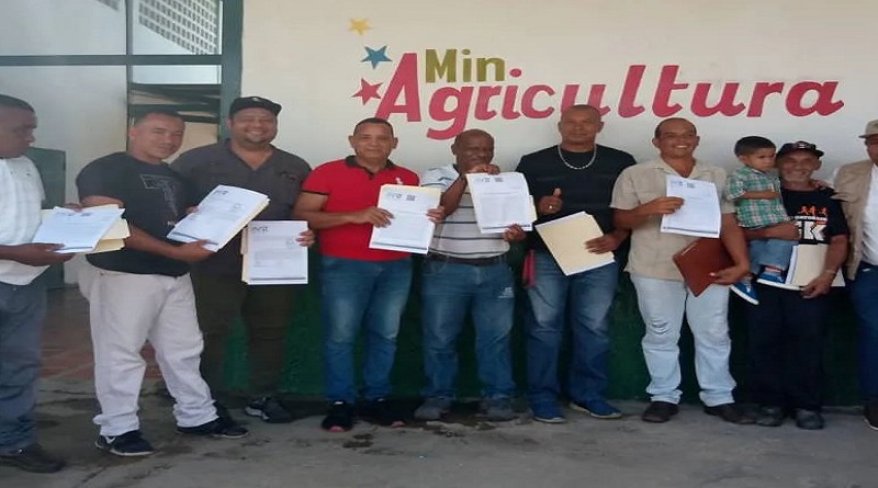 Entregan cartas agrarias a productores del municipio Simón Bolívar de Miranda