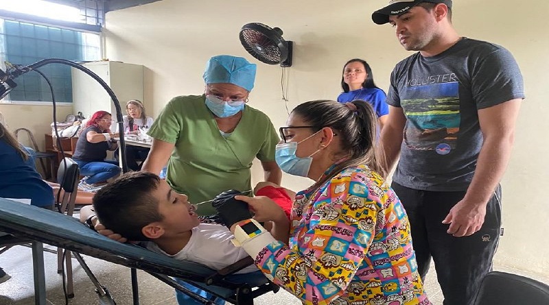 Odontólogos atienden niños con TEA en Caipa del estado Monagas
