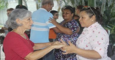 Adultos mayores de Los Overos reviven momentos especiales al ritmo de boleros