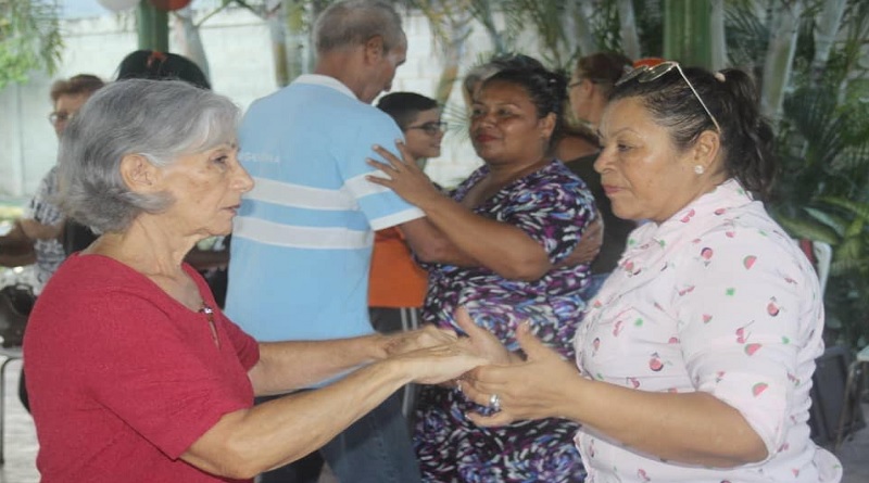 Adultos mayores de Los Overos reviven momentos especiales al ritmo de boleros