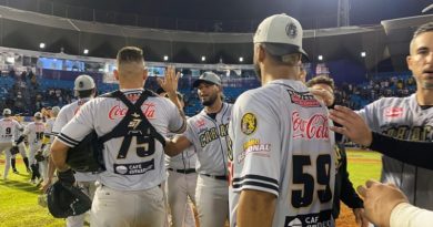 Leones del Caracas doblegó a los Tigres y empató la punta